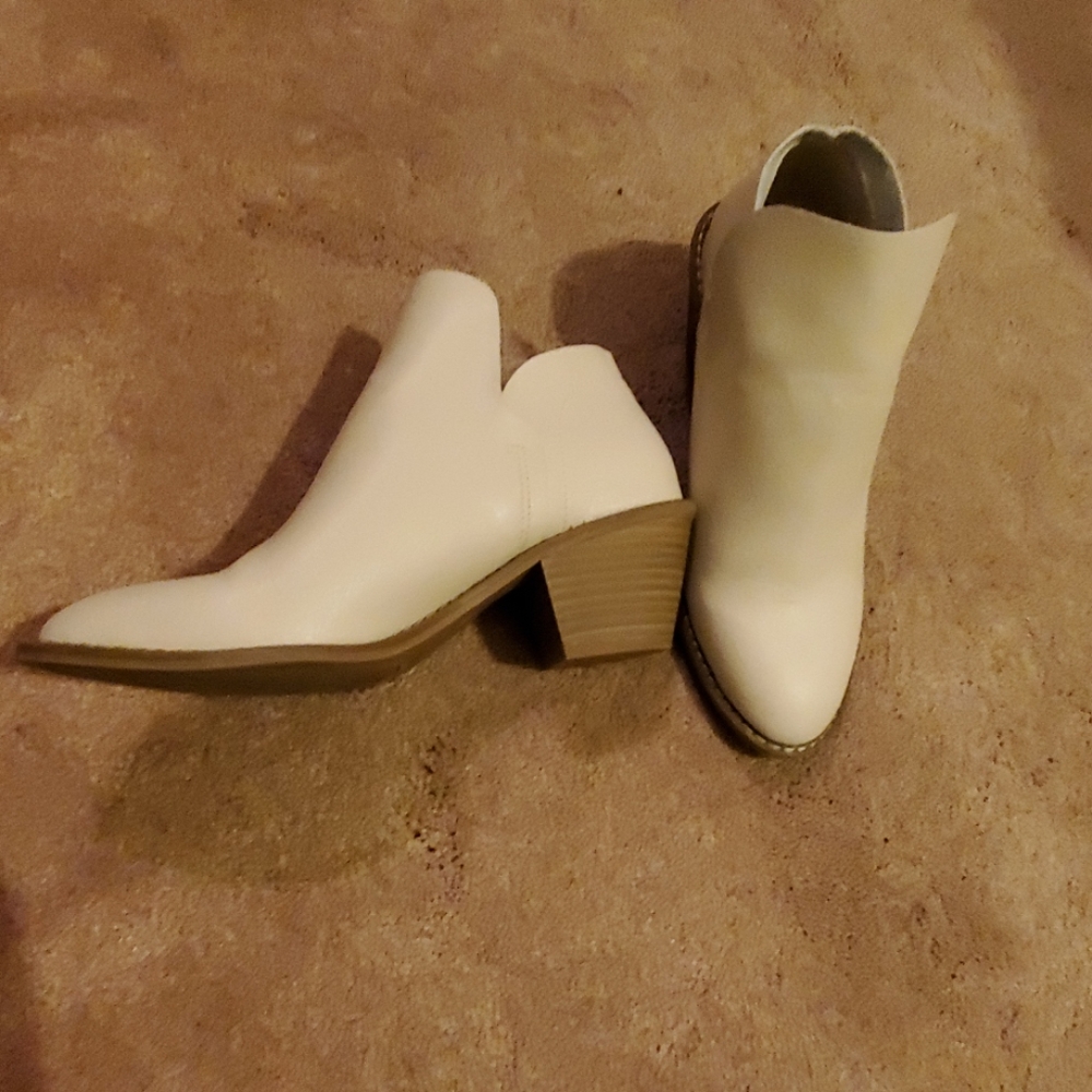 Universal Thread Off-White Ankle Booties